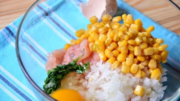 ШАГ 4. оладьи из курицы и кукурузы