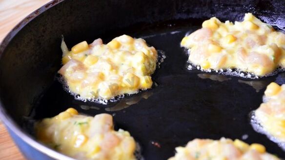 ШАГ 7. оладьи из курицы и кукурузы