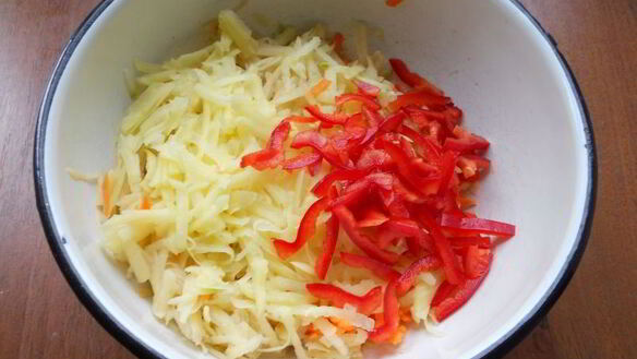 ШАГ 2. оладьи из овощей с куриным фаршем