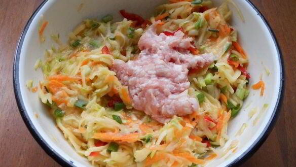 ШАГ 4. оладьи из овощей с куриным фаршем