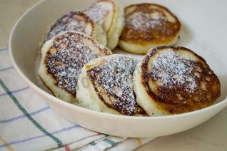 Оладьи из прокисшего молока пышные на дрожжах