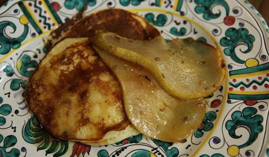 Рецепт оладьи из рикотты с карамелизированной грушей