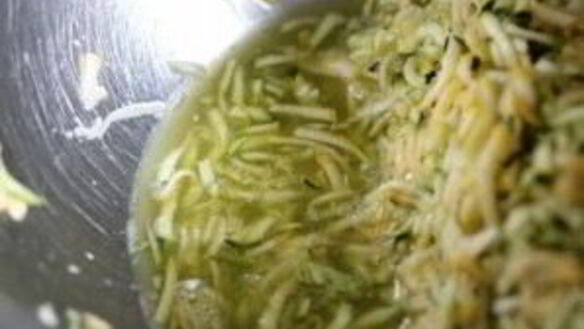 ШАГ 2. оладьи из цуккини