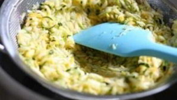 ШАГ 3. оладьи из цуккини