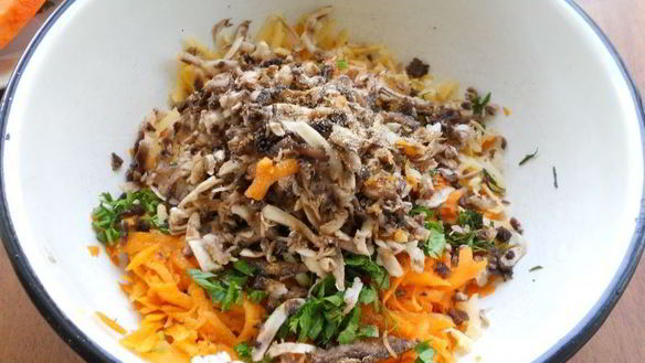 ШАГ 3. оладьи из тыквы с грибами и сыром