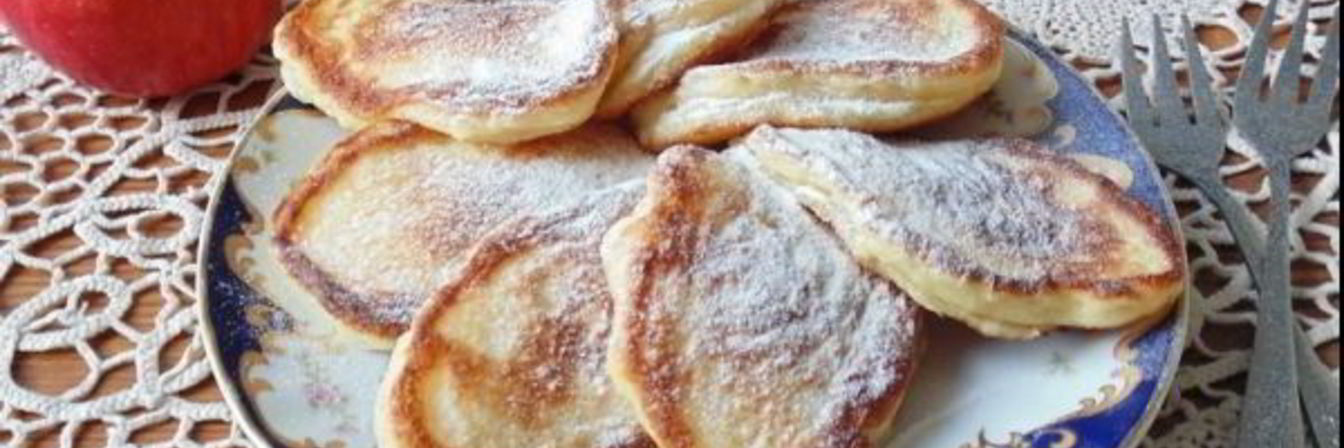 Оладьи на дрожжах с яблоками