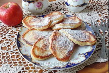 Оладьи на дрожжах с яблоками