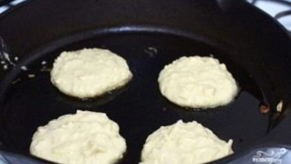 ШАГ 3. оладьи на кефире с яблоками