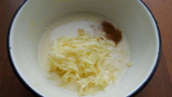 ШАГ 2. оладьи на сметане с яблоками