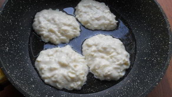 ШАГ 4. оладьи на сметане с яблоками
