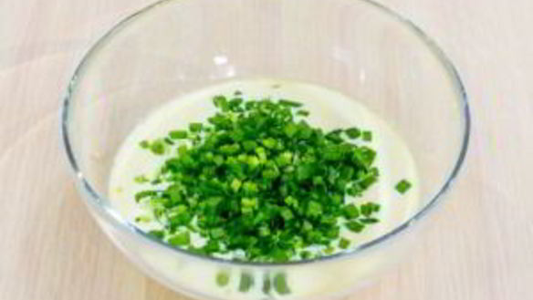 ШАГ 5. оладьи на сметане с зеленым луком