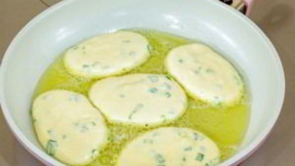 ШАГ 8. оладьи на сметане с зеленым луком