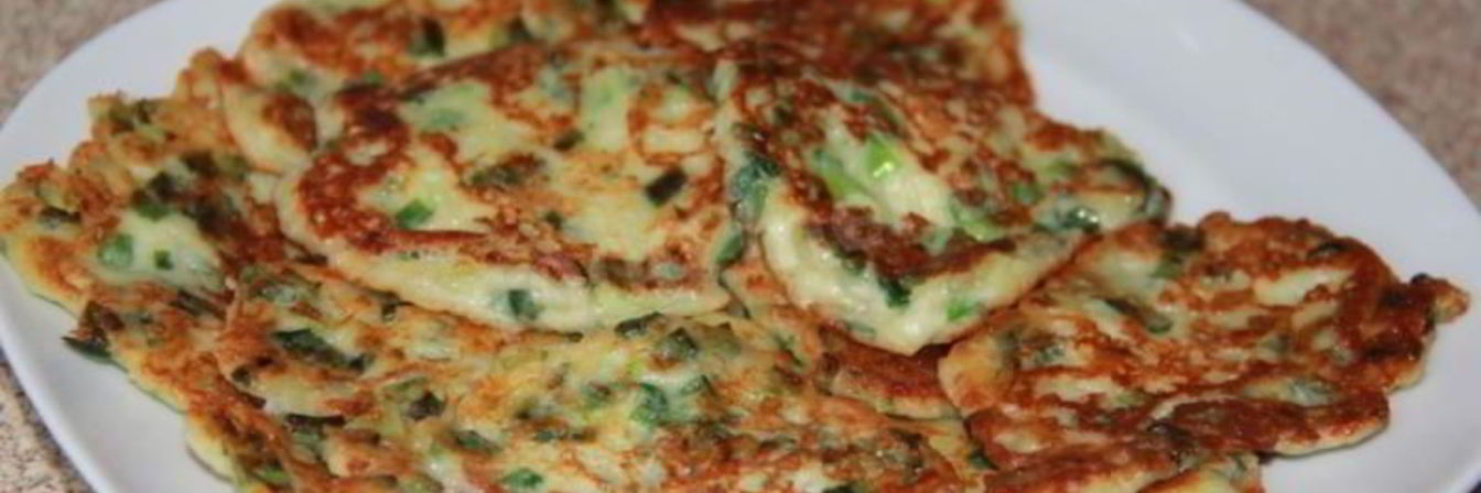 Оладьи с зеленым луком и сыром на сметане