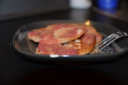 Оладьи с земляникой и ягодным соусом