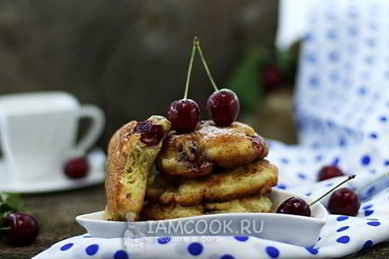 Пышные оладьи с черешней
