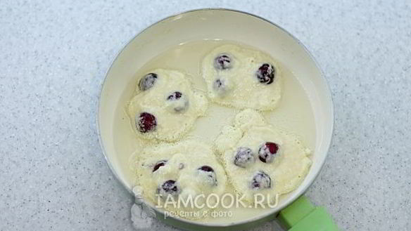 ШАГ 7. пышные оладьи с черешней