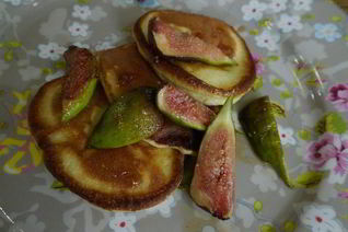 Сахарные оладьи с инжиром