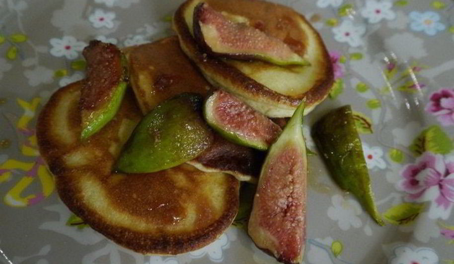 Рецепт сахарные оладьи с инжиром