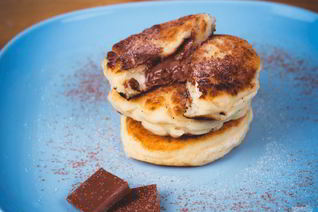 Творожные оладьи с шоколадом