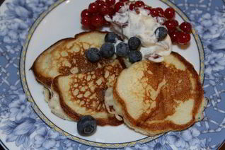 Творожные оладьи с ягодами