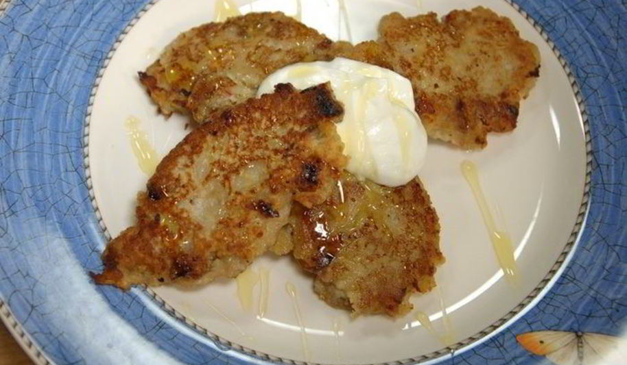 Рецепт яблочные оладушки с грецкими орехами и изюмом