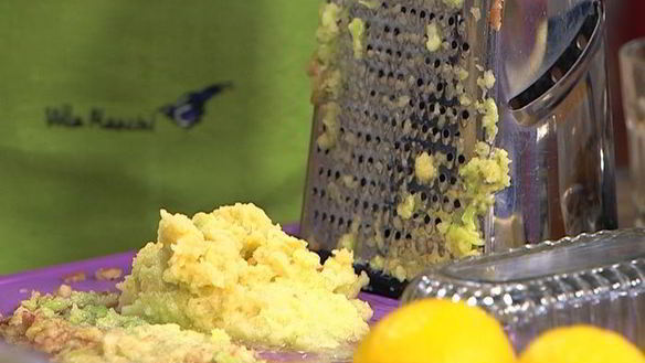 ШАГ 2. яблочные оладушки с грецкими орехами и изюмом