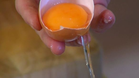 ШАГ 3. яблочные оладушки с грецкими орехами и изюмом