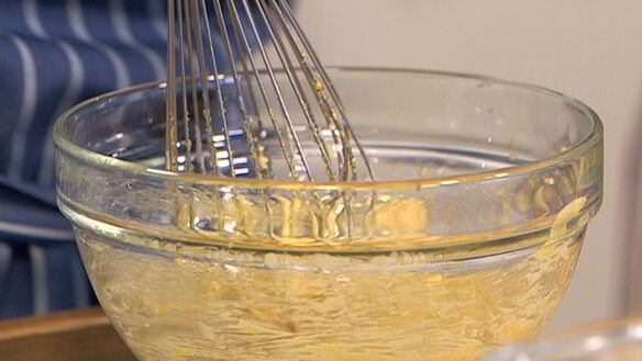 ШАГ 4. яблочные оладушки с грецкими орехами и изюмом