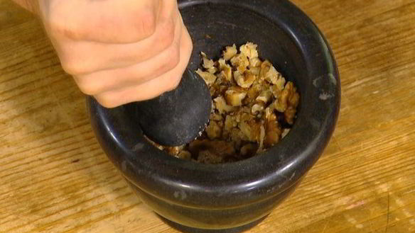 ШАГ 6. яблочные оладушки с грецкими орехами и изюмом