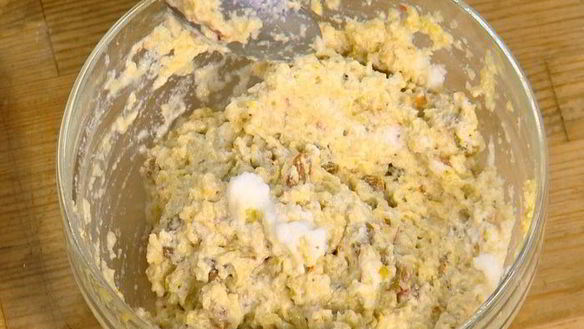 ШАГ 8. яблочные оладушки с грецкими орехами и изюмом