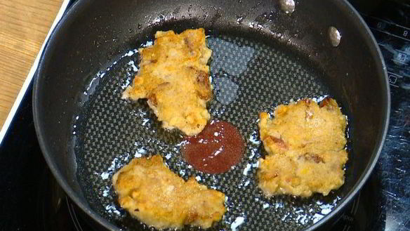 ШАГ 9. яблочные оладушки с грецкими орехами и изюмом