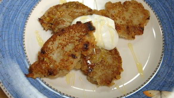 ШАГ 10. яблочные оладушки с грецкими орехами и изюмом