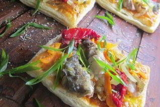 Овощные слойки с карпом