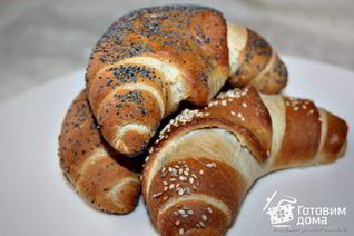 Дрожжевые рогалики с маком и кунжутом