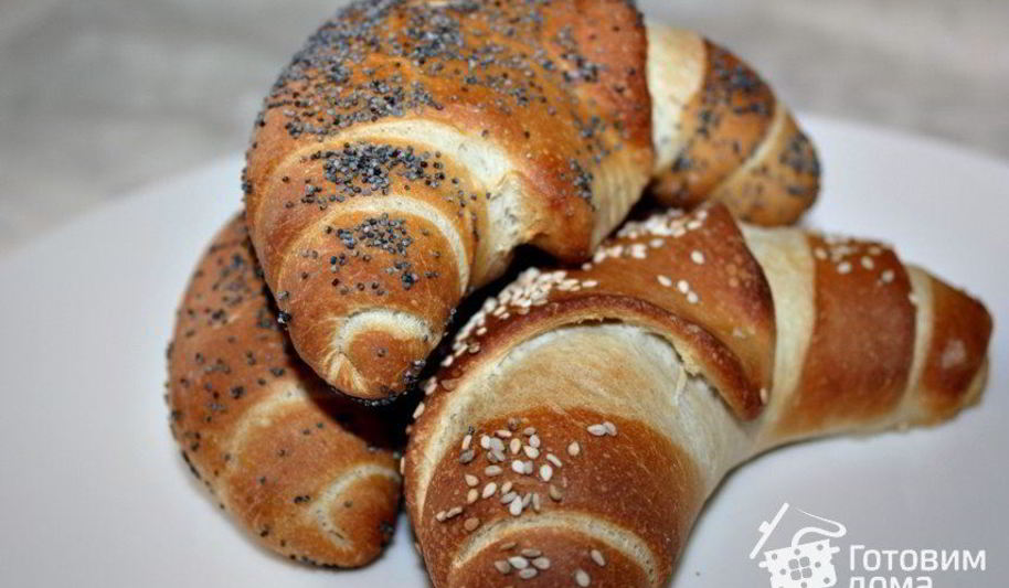 Рецепт дрожжевые рогалики с маком и кунжутом