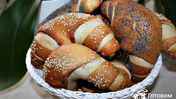 ШАГ 5. дрожжевые рогалики с маком и кунжутом
