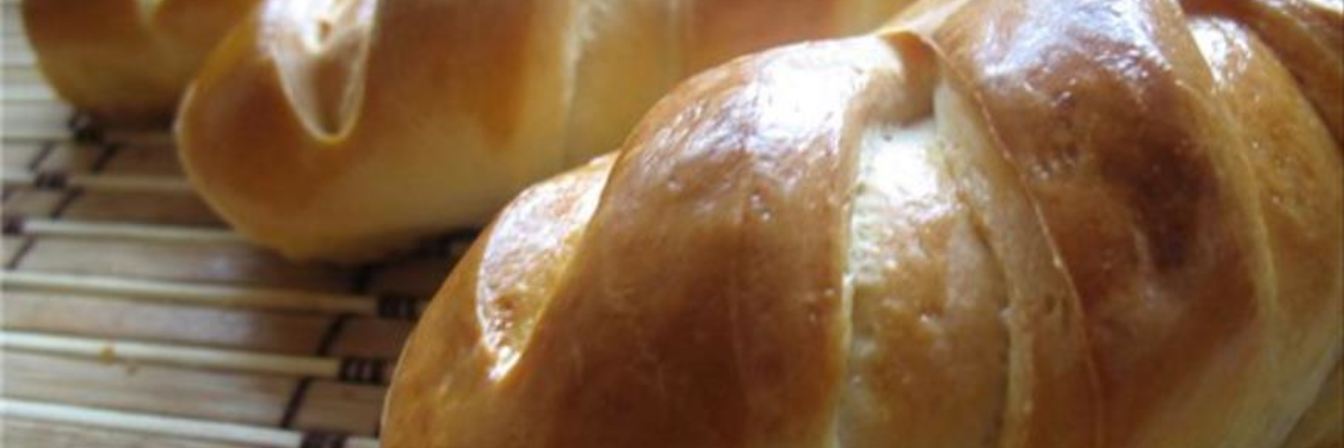 Дрожжевые рогалики с сыром