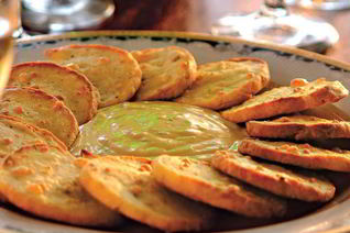 Французские крекеры с соусом из голубого сыра