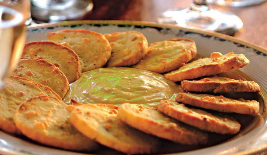 Рецепт французские крекеры с соусом из голубого сыра