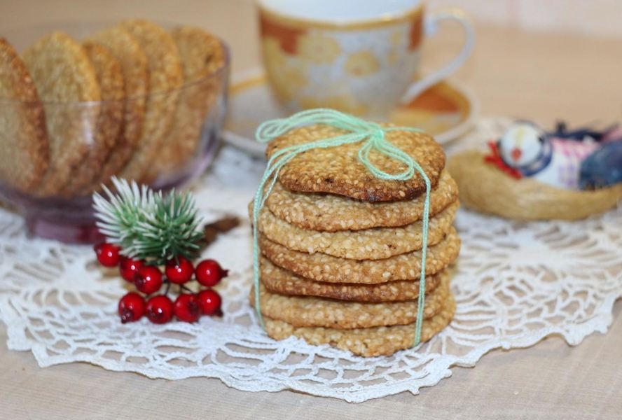 Хрустящее песочное печенье с кунжутом