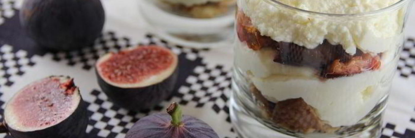 Мусс из белого шоколада с инжиром и песочным печеньем