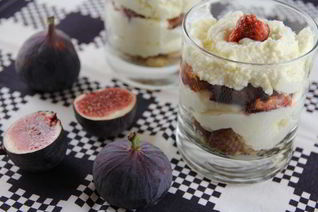 Мусс из белого шоколада с инжиром и песочным печеньем