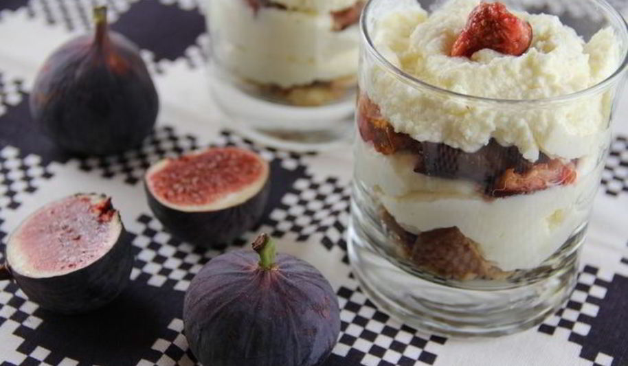 Рецепт мусс из белого шоколада с инжиром и песочным печеньем