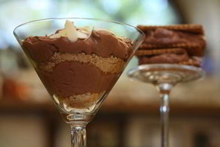 Мусс из маскарпоне с какао, печеньем и миндалем
