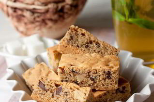 Нарезное ореховое печенье с шоколадной крошкой