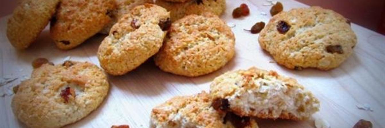 Овсяно-кокосовое печенье с изюмом