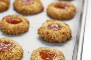 Пасхальное миндальное печенье с джемом