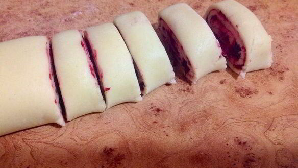 ШАГ 8. печенье ежевично-малиновые завитушки