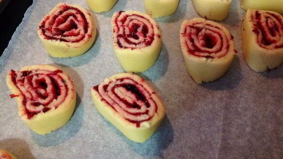 ШАГ 9. печенье ежевично-малиновые завитушки