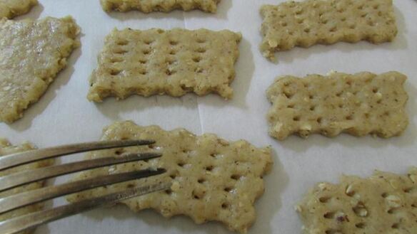 ШАГ 10. печенье-крекер с медом и грецкими орехами